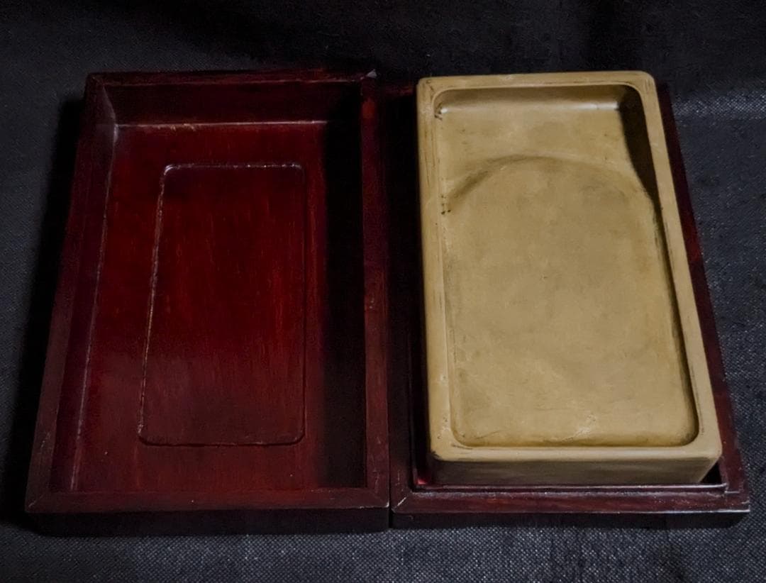 【次吉。】　　　　◆澄泥硯（鱔魚黄／約八吋長方／蘇州霊巖山／唐木箱）