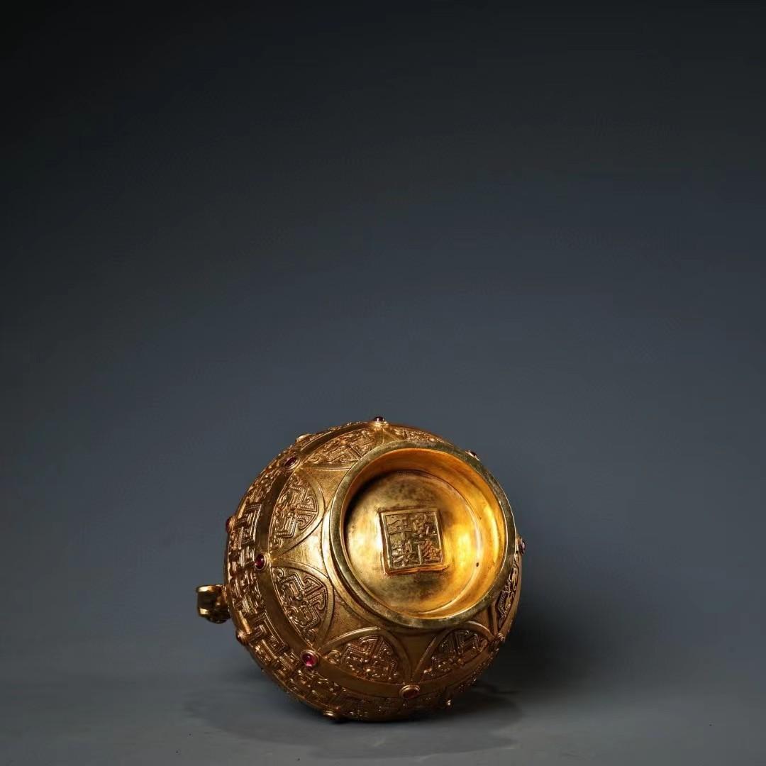 中国古美術・銅製の高浮き彫り鎏金宝石を嵌め缶・茶道具・置物・文房具・案頭・純銅