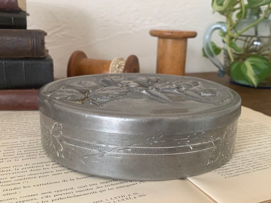 フランスアンティーク　ピューター　小物入れ　エンボス加工　蚤の市　ブロカント