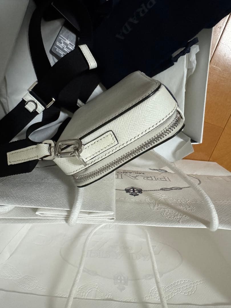 PRADA サフィアーノレザーショルダーバッグ　ホワイト