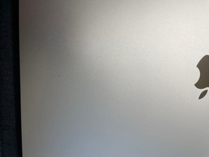 ・《本体外側に傷が入ってます》(画像2枚目参照) ・充電ケーブルセットになります