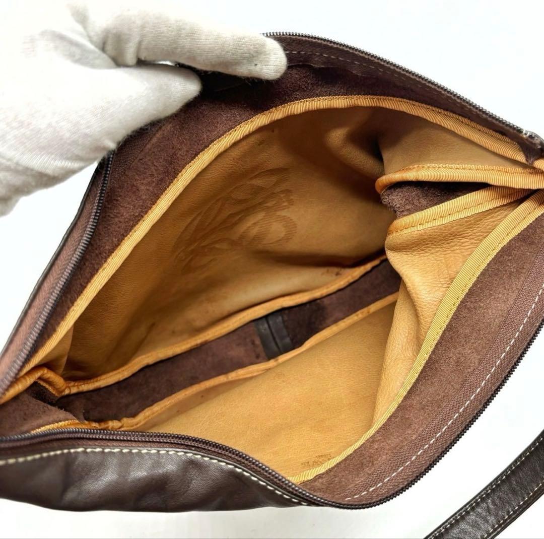 美品LOEWE ロエベ ワンショルダーバッグ アナグラム ロゴ型押し スエード