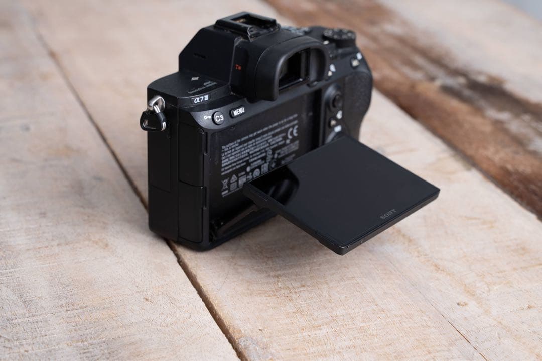 パ*コ様 SONY α7 III 本体 + バッテリー + 取扱説明書 + 箱