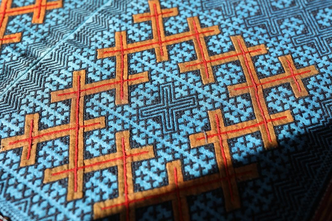 希少・手刺繍 ミャオ族伝統布／平繍テーブルクロス／ヴィンテージ民族刺繍／一点物