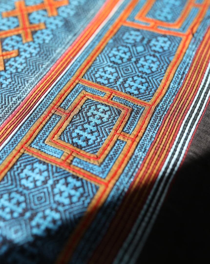 希少・手刺繍 ミャオ族伝統布／平繍テーブルクロス／ヴィンテージ民族刺繍／一点物