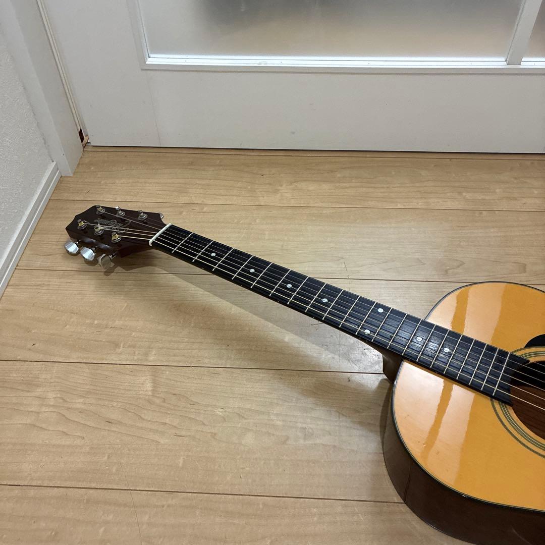 タカミネ　アコースティックギター　スモールタイプで弾きやすいギターです