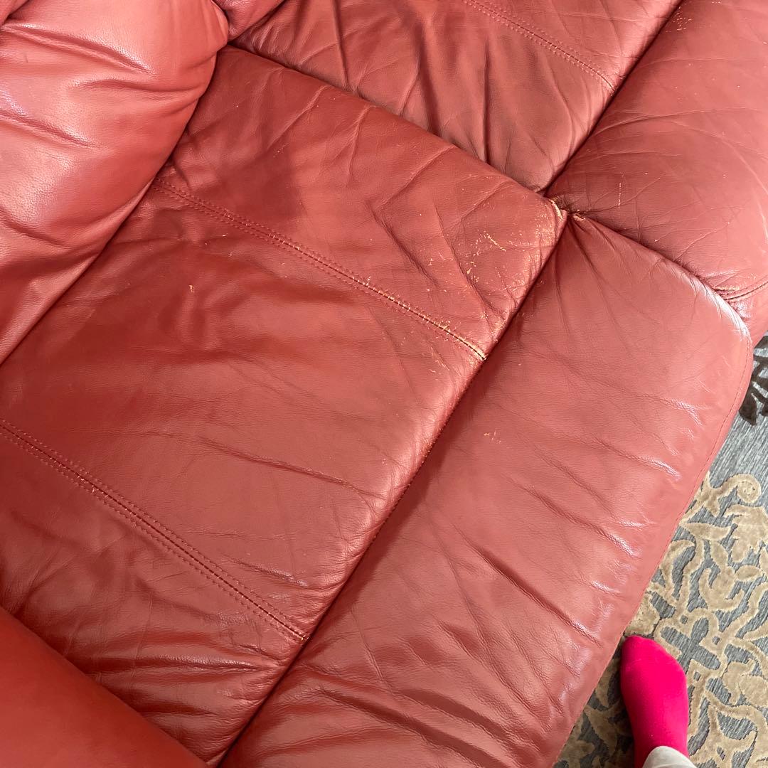 赤いレザー3人掛けソファ　リクライニング付き