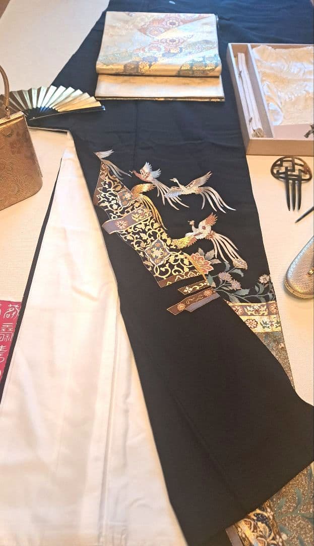 美品❇️さが美扱い　相良刺繍　金銀彩　 黒留め袖 　比翼仕立て　５つ紋フルセット