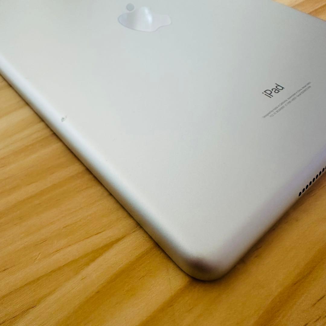 液晶無傷♪ iPad 6th 第六世代 32GB WIFI 新品キーボード付き♪