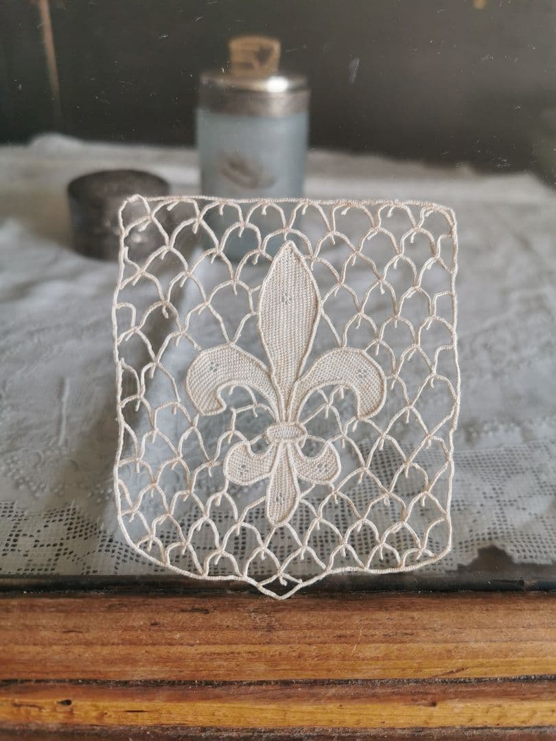 アンティーク ポワンドヴェニス フルール・ド・リス 騎士の百合紋 プチドイリー