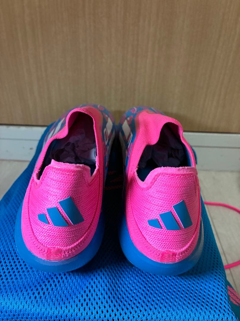 F50 サッカースパイク　ピンク/ブルー 28cm 新品