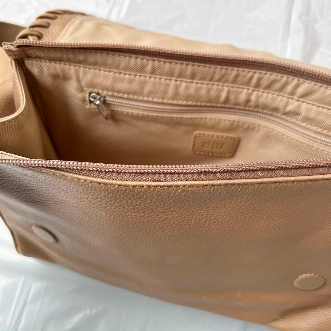 イアパピヨネ 柄ワイドテープショルダーバッグ 本革 ボディバッグ キャメル