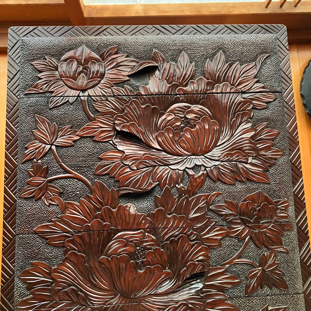 【伝統工芸品】日光彫り 5段棚 木製 小引き出し棚 牡丹の花 彫刻 小物入れ