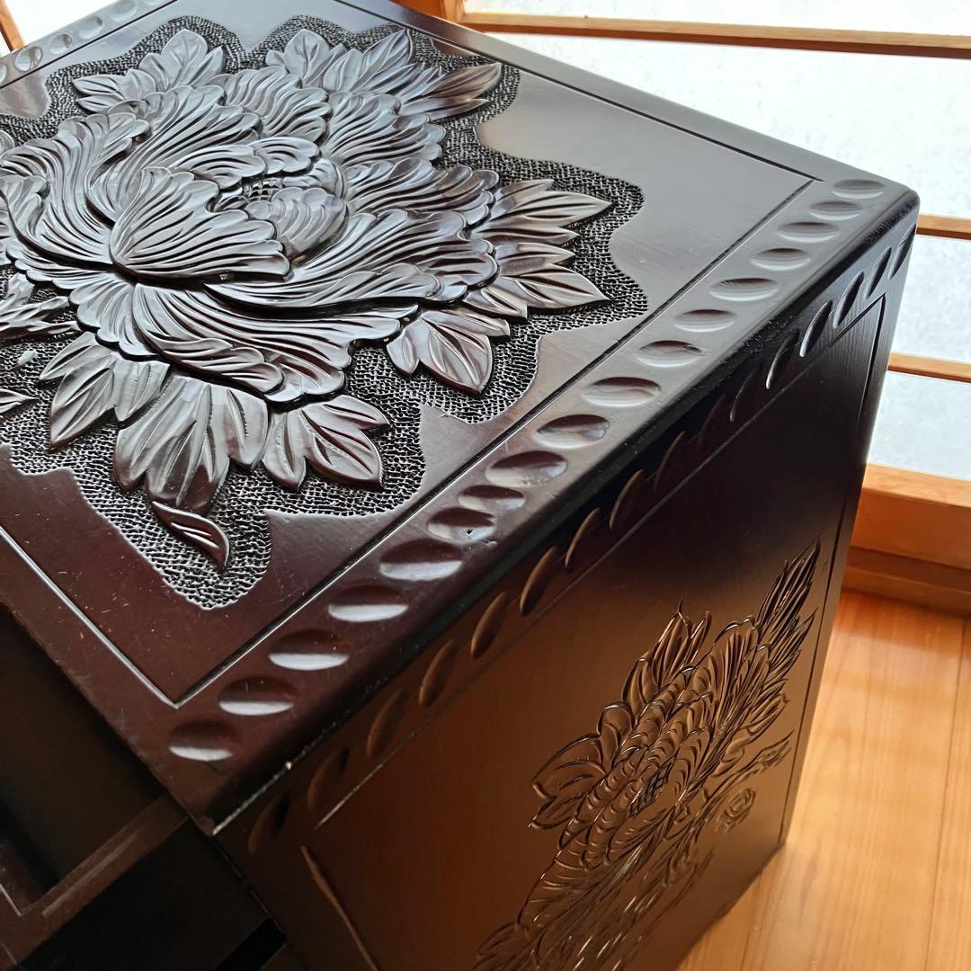 【伝統工芸品】日光彫り 5段棚 木製 小引き出し棚 牡丹の花 彫刻 小物入れ