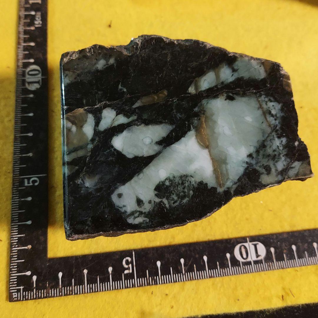 渋い模様がかっこいい大きく迫力のある JADEITE本翡翠 原石3面磨き492