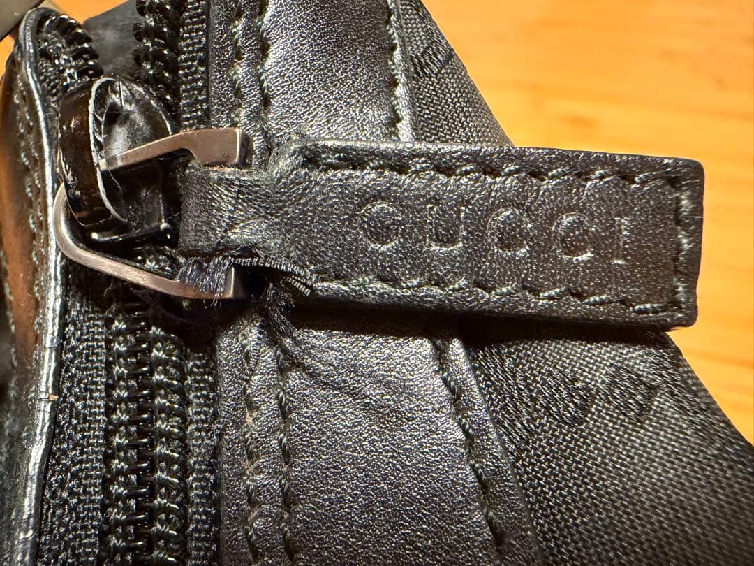 GUCCI ブラックナイロンショルダーバッグ
