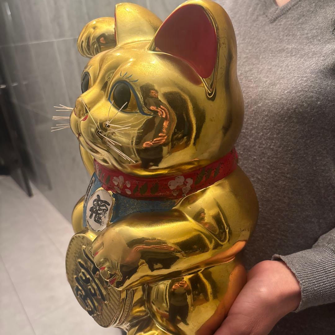 セブンスター様　ヴィンテージ手描きの瞳やまつ毛,前掛けが美しく黄金に輝く招き猫