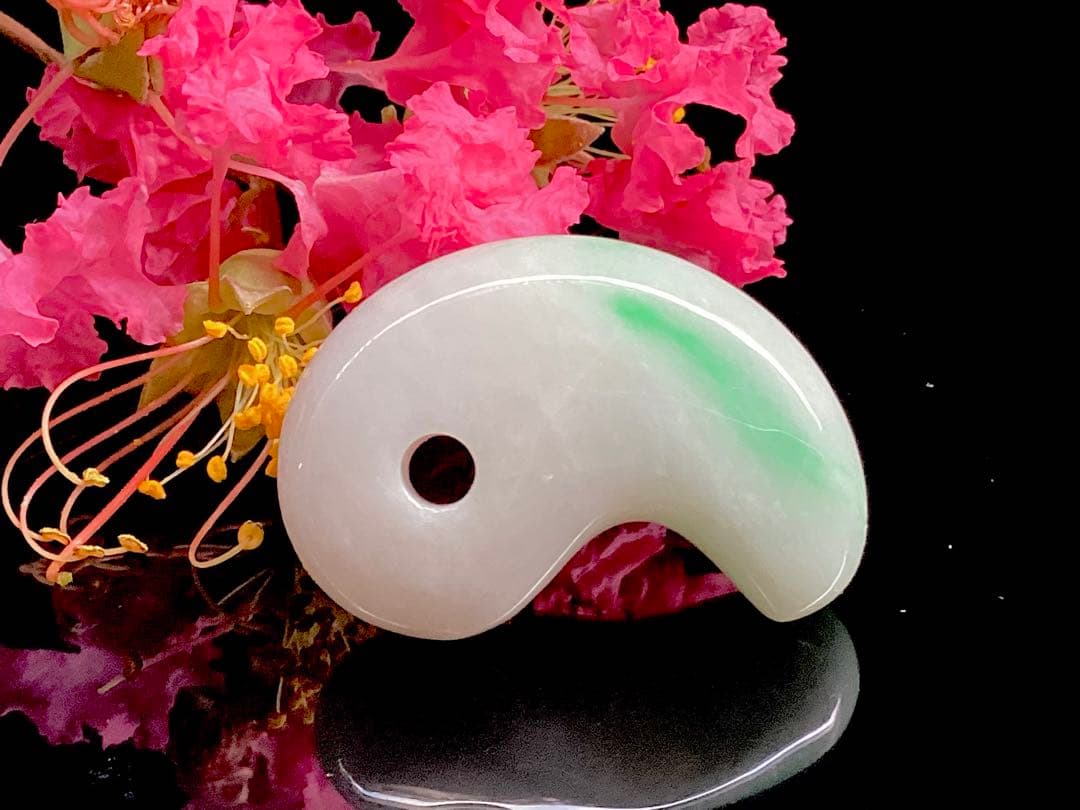 ✳premium一流の勾玉　コレクションレベルです‼️糸魚川翡翠淡いラベンダー入り