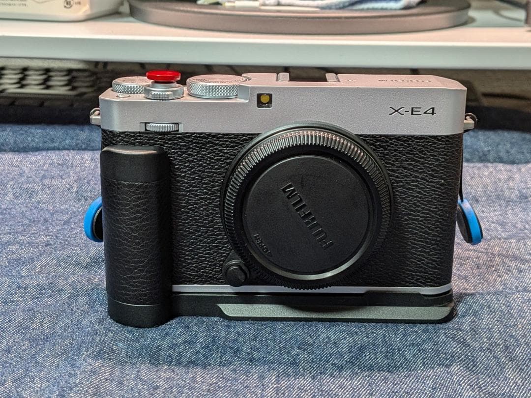 美品 FUJIFILM X-E4 ボディ シルバー（アクセサリー付属）