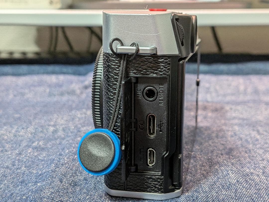 美品 FUJIFILM X-E4 ボディ シルバー（アクセサリー付属）