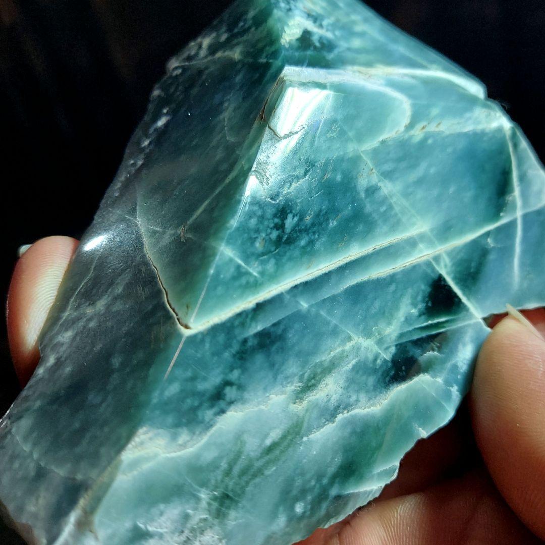 希少！独特のブルーグリーンが綺麗な グアテマラ翡翠 原石 ほぼ全面磨き 526