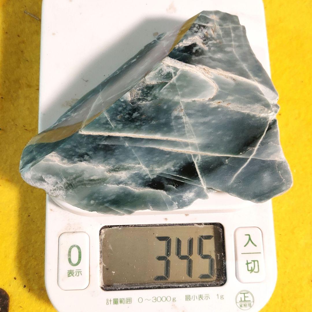 希少！独特のブルーグリーンが綺麗な グアテマラ翡翠 原石 ほぼ全面磨き 526