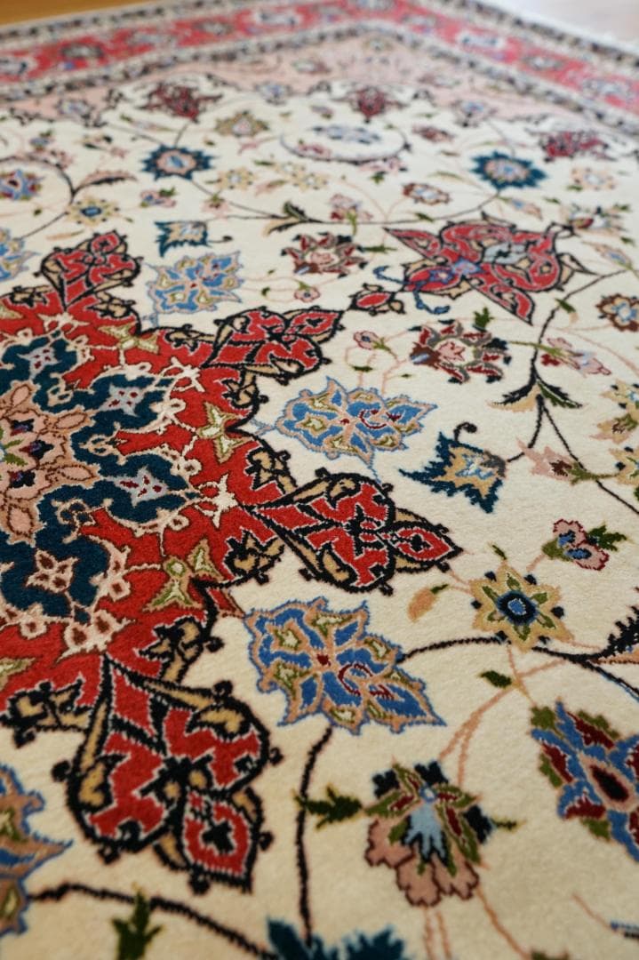 ペルシャ手織り絨毯 タブリーズ産 194×153cm