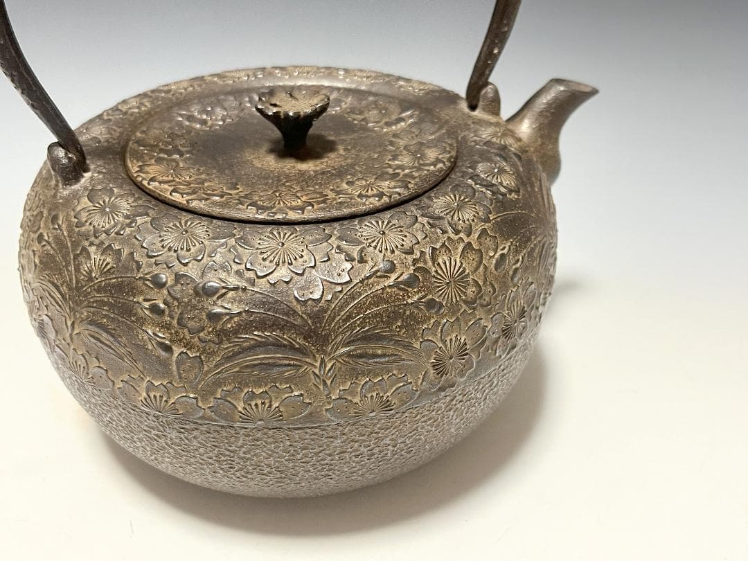 【未使用】南部鉄瓶 中村徳次郎 造 立徳 虫食平打提手 桜尽紋様 鉄瓶