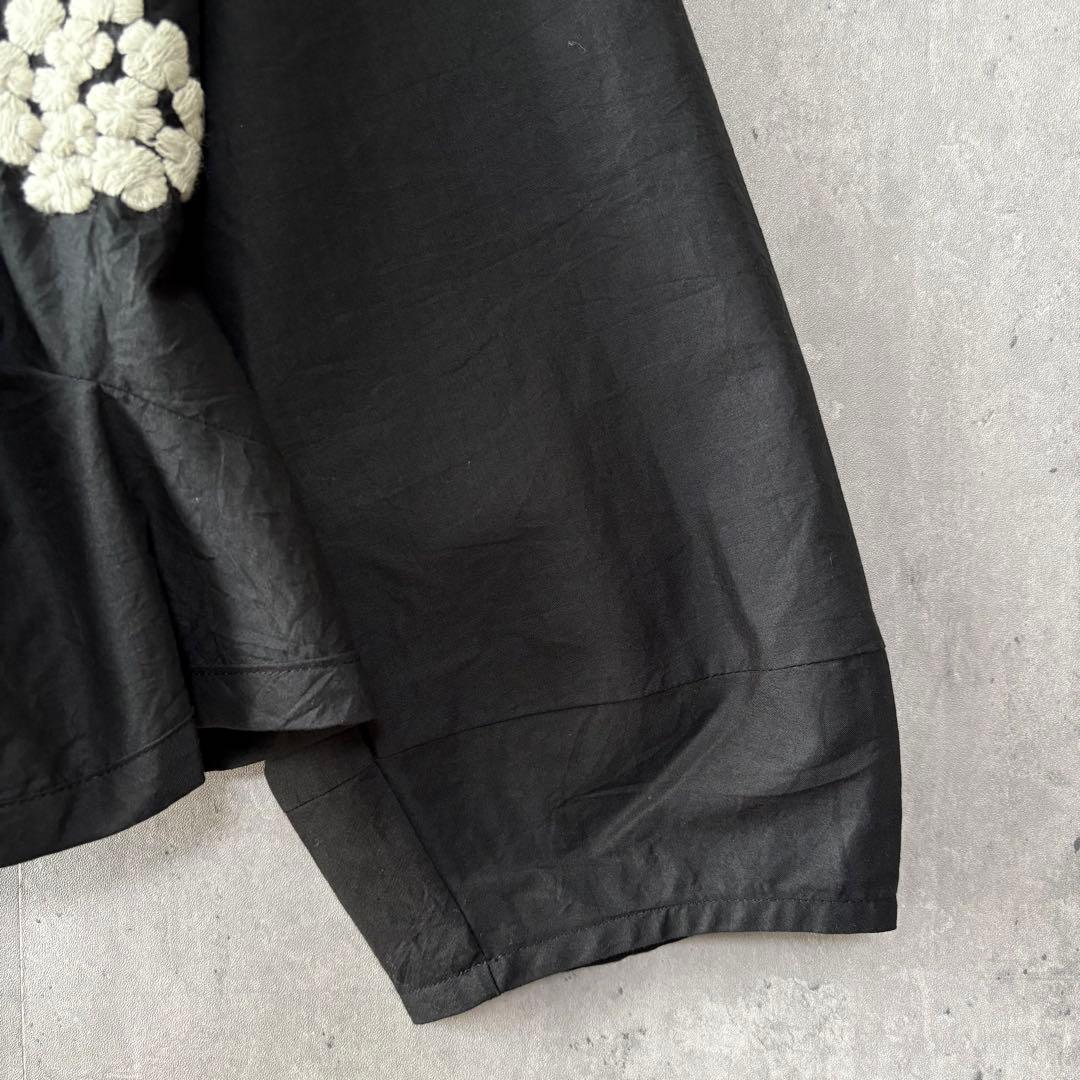 慈雨 ジウ 刺繍デザインカラーブラウス 変形ヘムライン 黒 40 センソユニコ