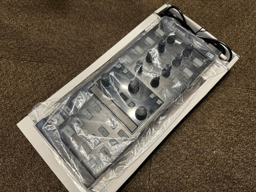 【専用ケース付き】TRAKTOR KONTROL X1 DJコントローラー