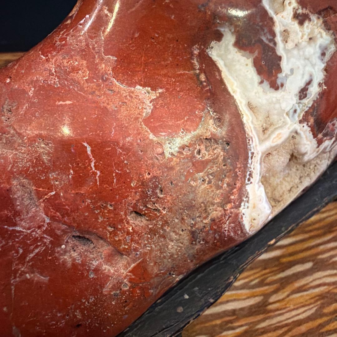 天然石 赤碧玉 原石 約600g 石英晶洞入り 観賞石 置石 台座付き