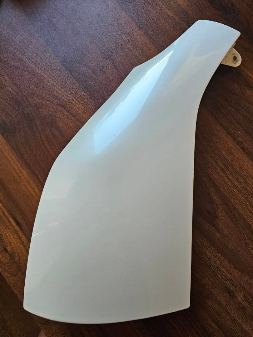 トヨタ純正200系ハイエース助手席側スムージングコーナーパネル