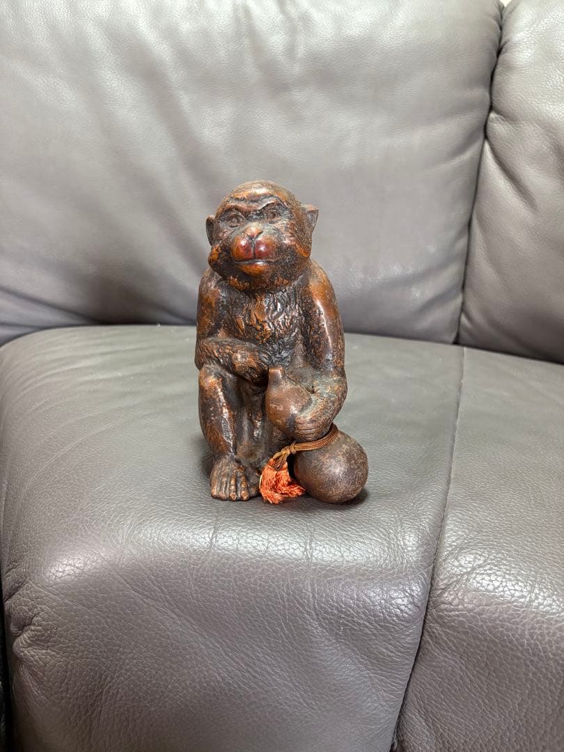 瓢箪を持つ猿　置物