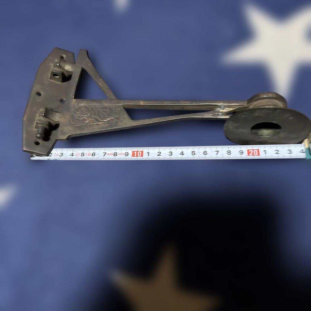 装飾的な金属製ヒンジ