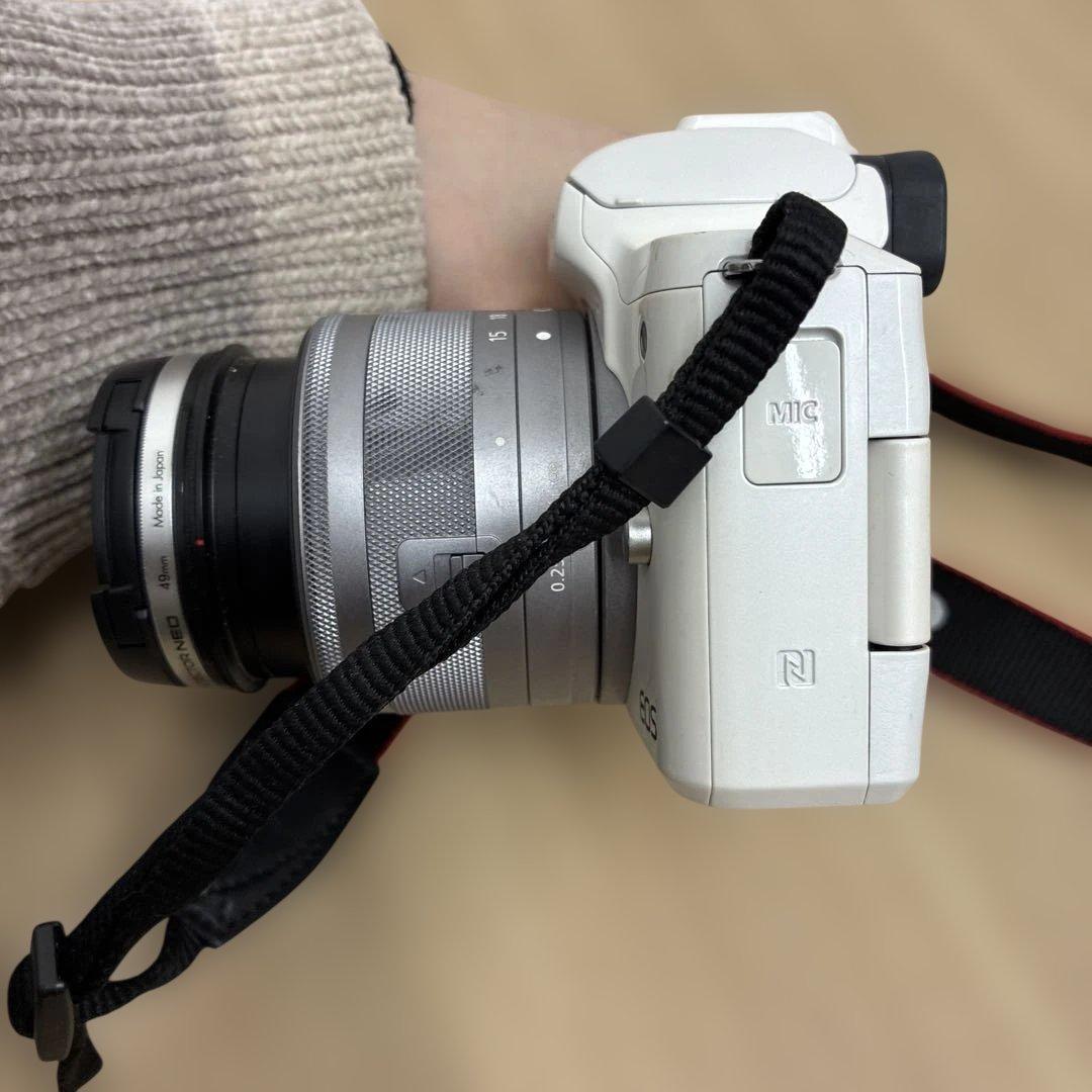 動作未確認　Canon EOS M ホワイト ミラーレスカメラ