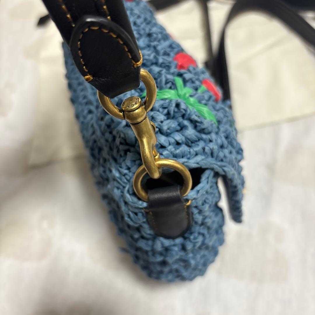 COACH チェリー柄ストロー素材ハンドバッグ
