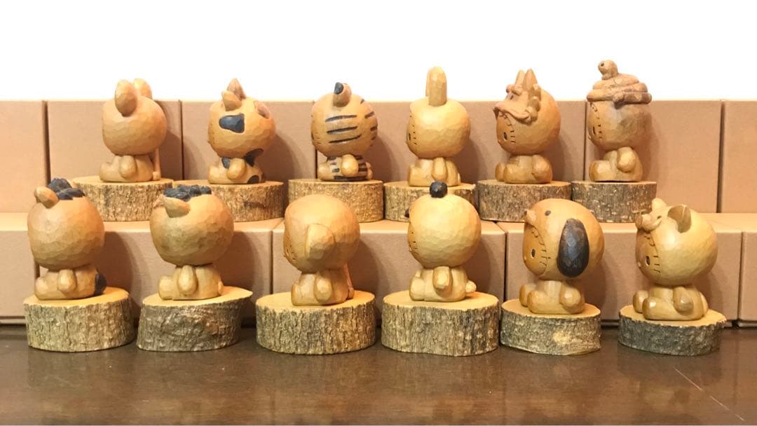 ハローキティ　木彫り　十二支12体セット　箱付き