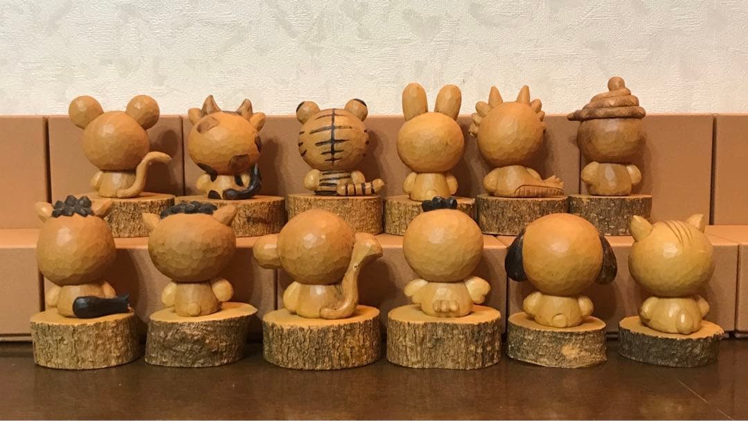 ハローキティ　木彫り　十二支12体セット　箱付き