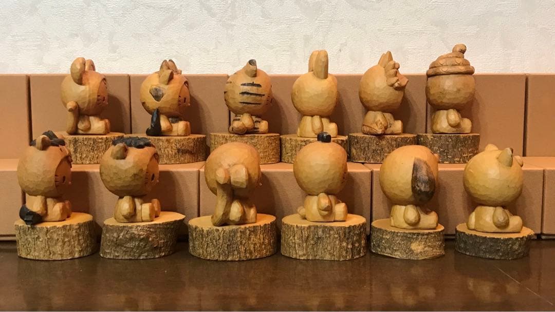 ハローキティ　木彫り　十二支12体セット　箱付き