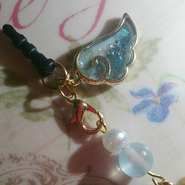 再販可能♪雪降る天使の雪だるま イヤホンジャック ( ストラップ に変更可能)