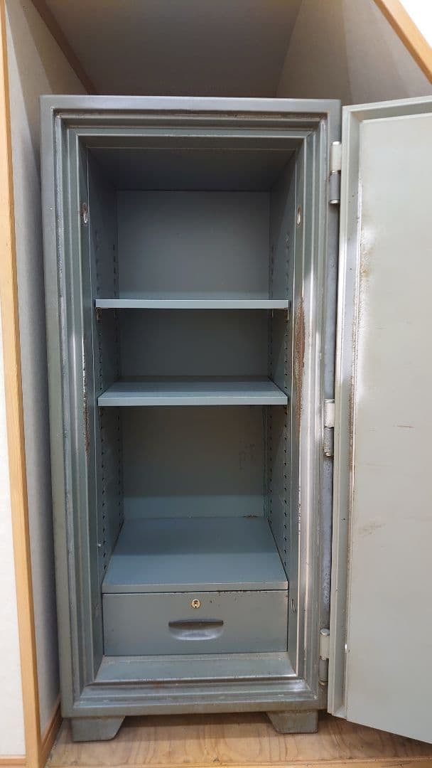 金庫　イトーキ 昭和レトロ　 高さ133cm 奥行60cm 横幅57cm