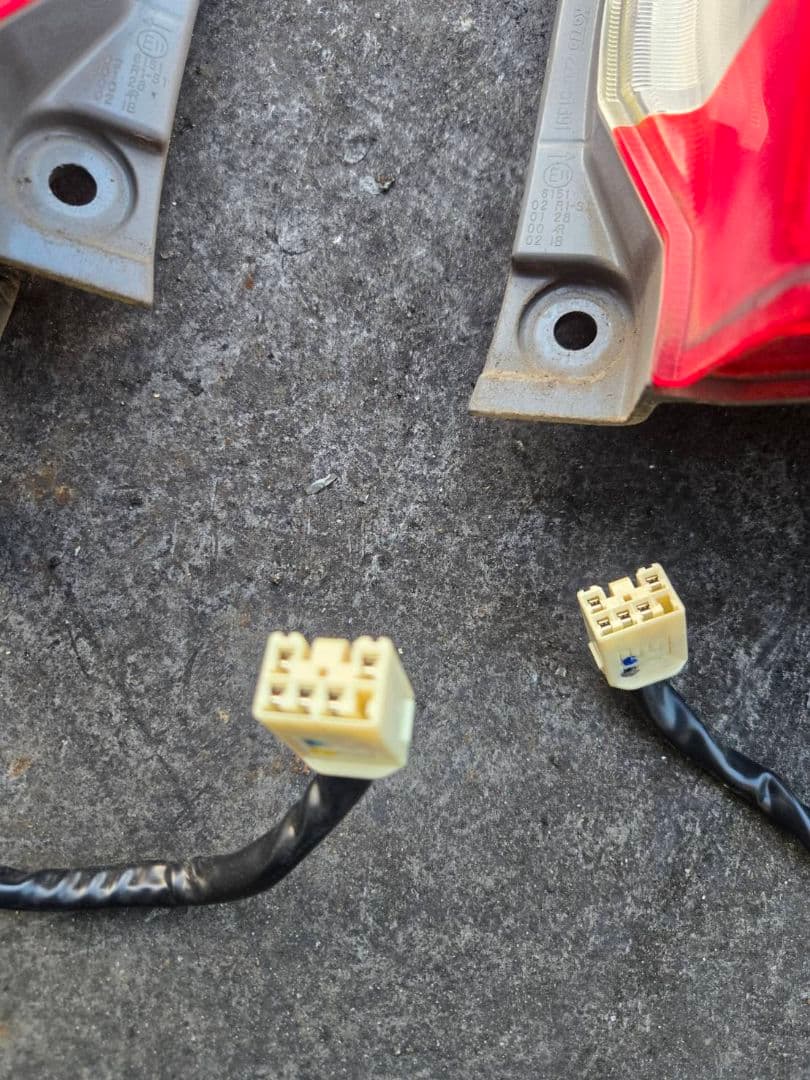 LA600S 　ダイハツ　タント　前期　テールランプ