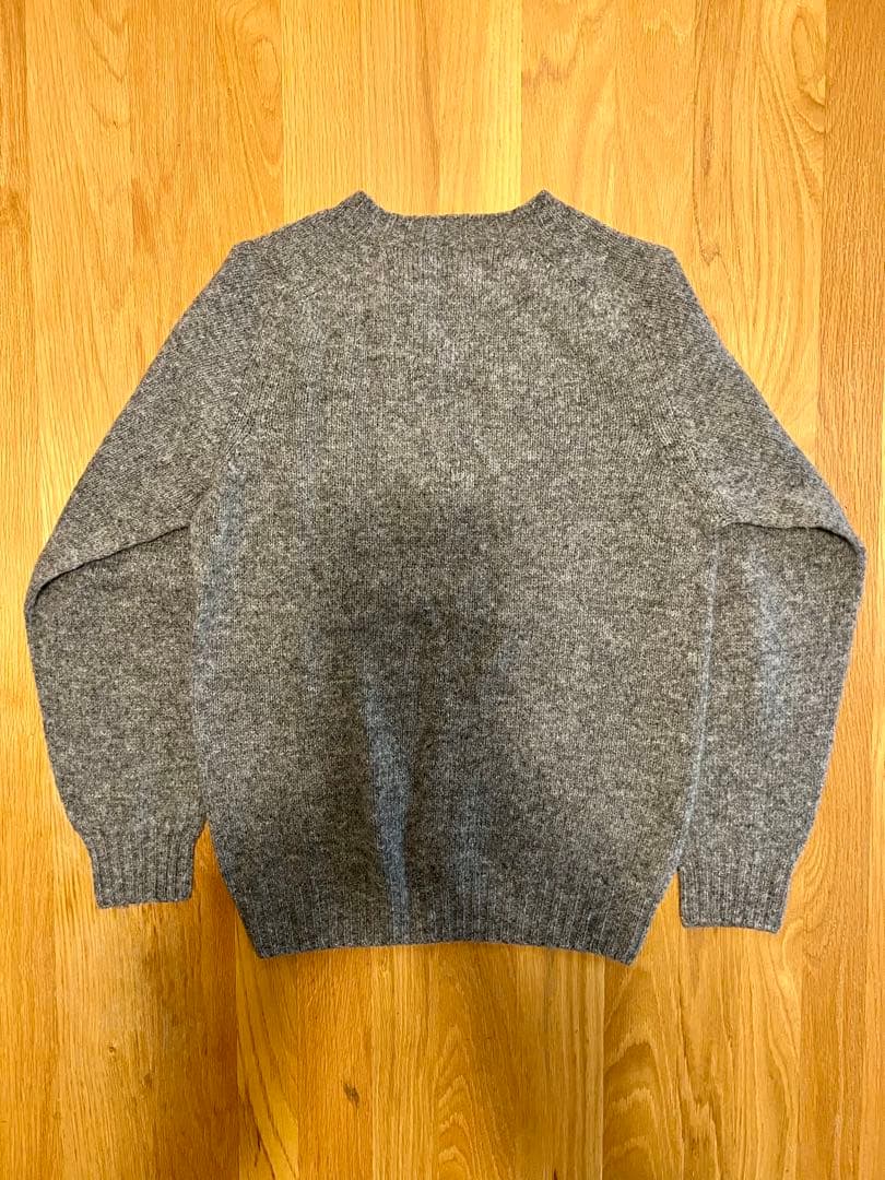 ＜INVERALLAN シェットランドクルーネックセーター（ミディアムグレイ）＞