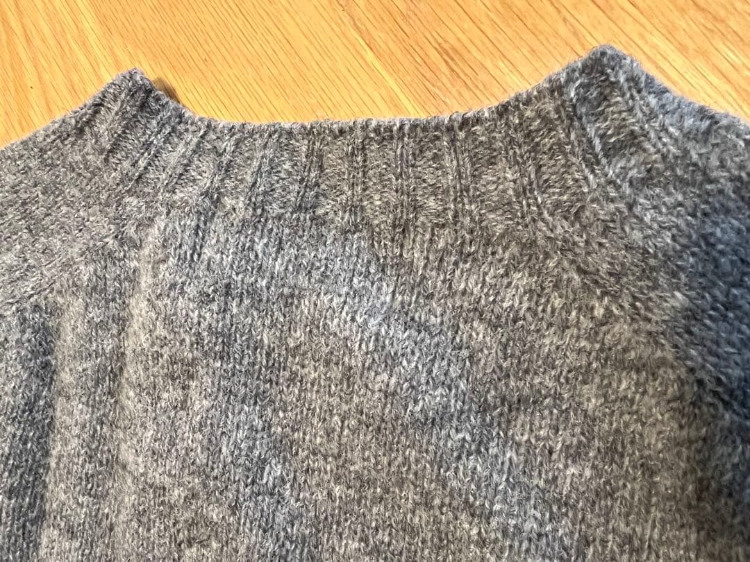 ＜INVERALLAN シェットランドクルーネックセーター（ミディアムグレイ）＞