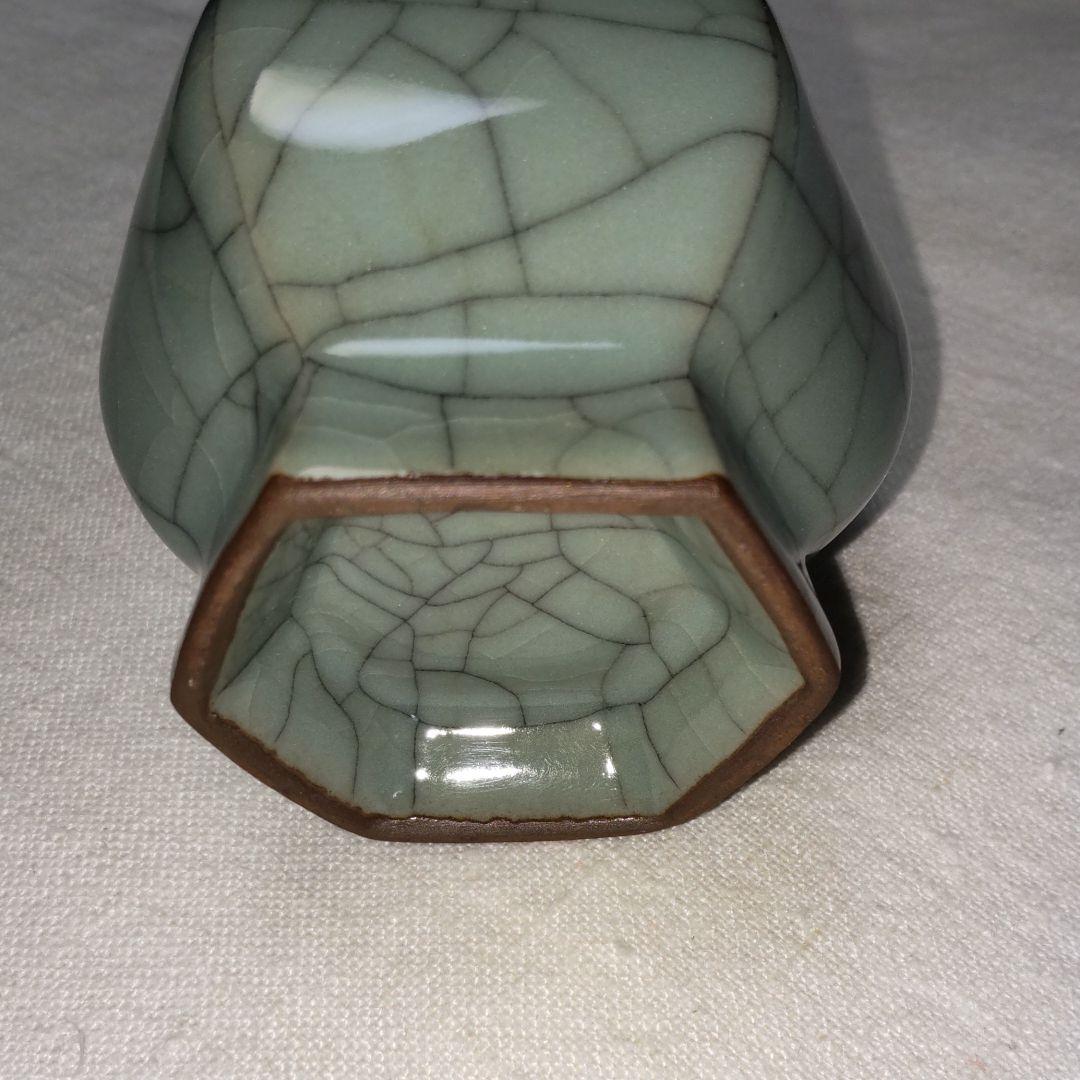 南宋郊壇下官窯粉靑釉六方瓶。