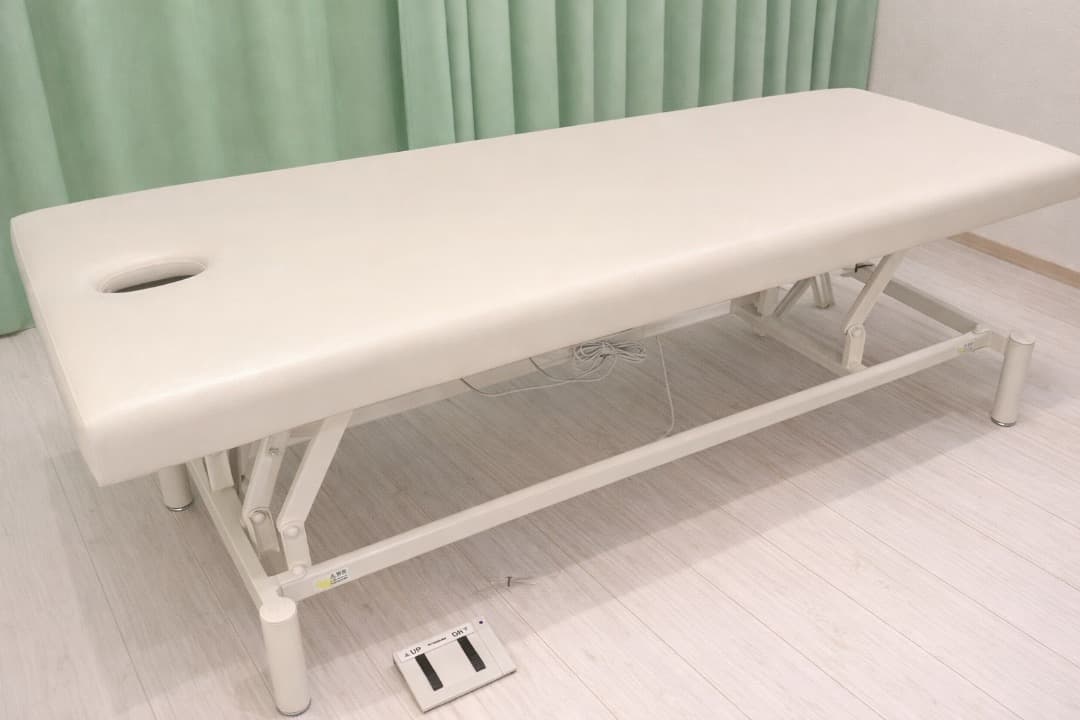 電動昇降付 有孔施術台／エステ マッサージ ベッド