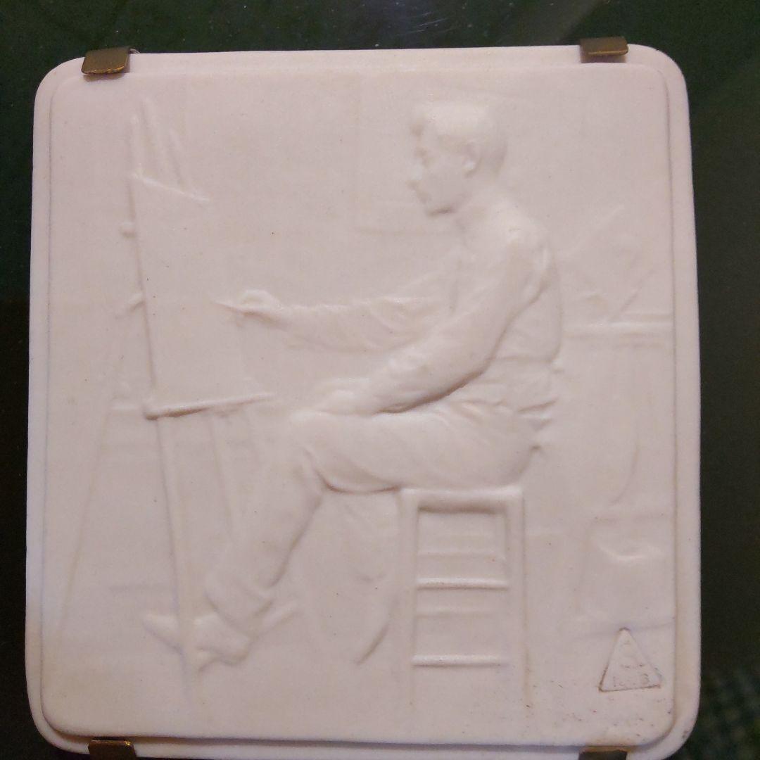 セーブル　白磁(ビスキュイ)浅浮彫り