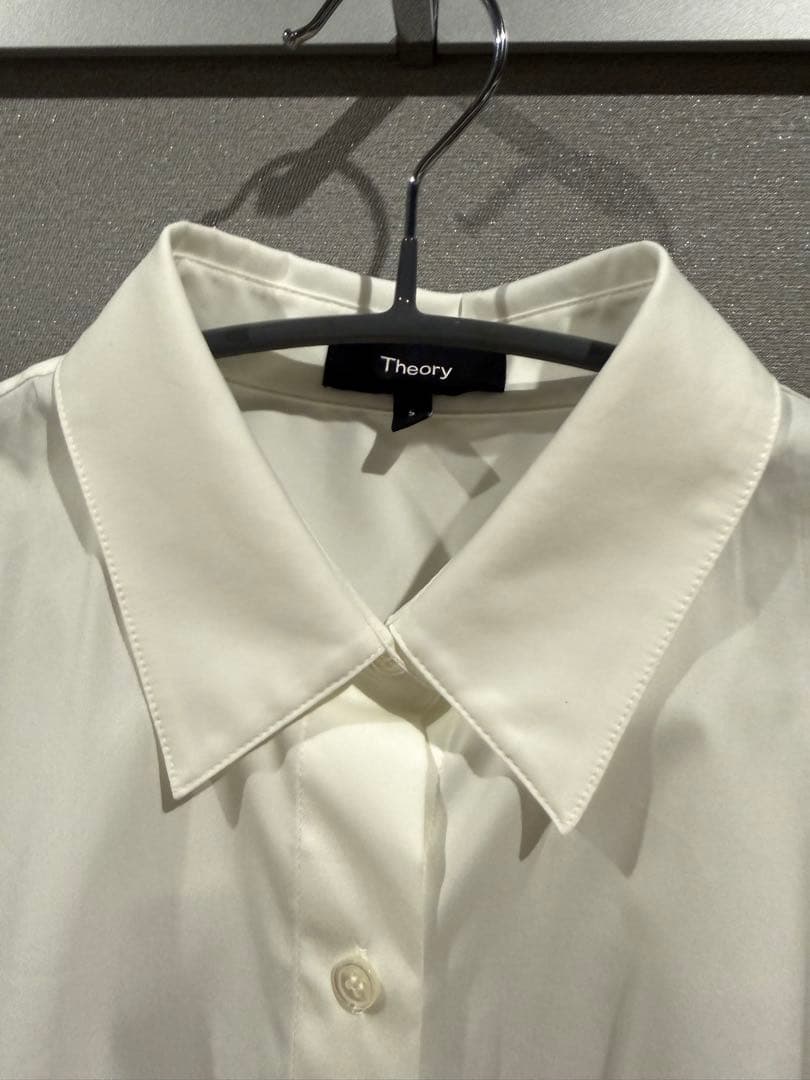 【美品・未使用】theory コットンホワイトクロップドシャツ