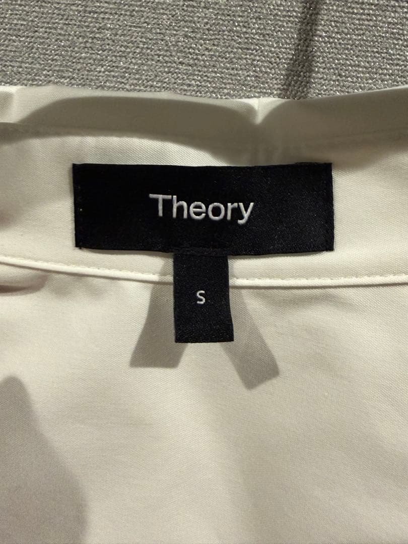【美品・未使用】theory コットンホワイトクロップドシャツ