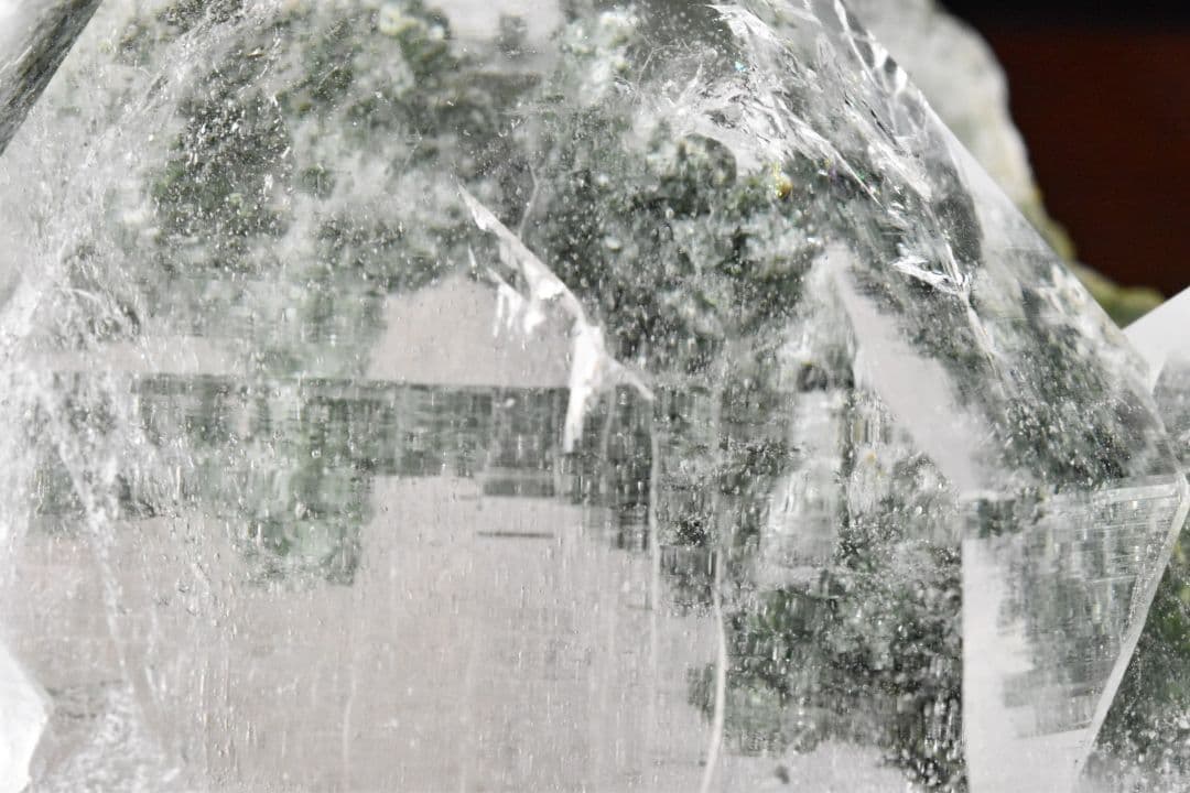 マニハール産 大きなV字谷のあるポイント クローライトインオン